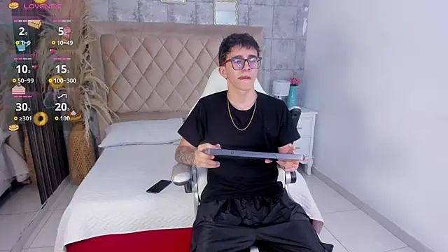 TylerCross  online show from 03/25/26, 08:37