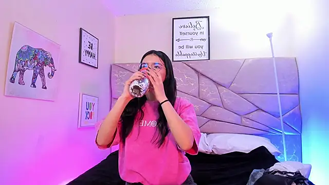 Snapshot of Amara_Velle chatting on 04/06/26, 01:01 Amara Velle online show from 04/06/26, 01:01