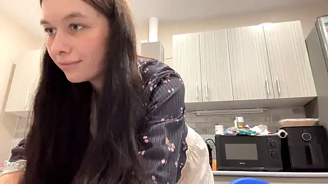 LaraDraggoo online show from 04/03/26, 08:18