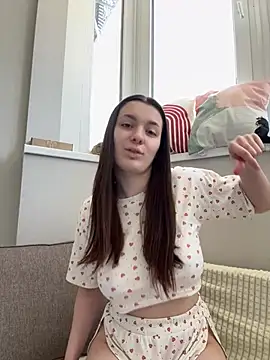 Snapshot of HotCherry18 chatting on 04/16/26, 09:43 HotCherry18 online show from 04/16/26, 09:43