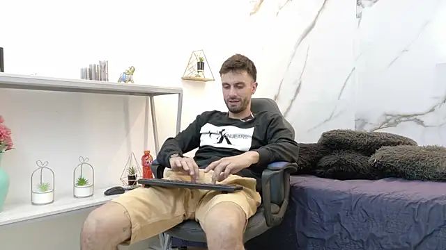 Snapshot of KingOfTemptation chatting on 06/17/26, 04:04 KingOfTemptation online show from 06/17/26, 04:04