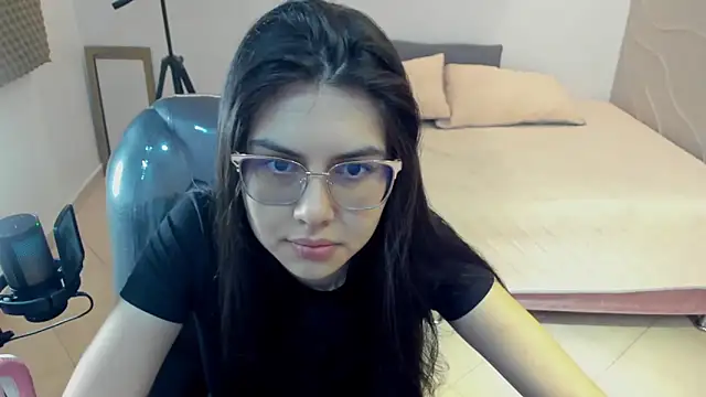 Snapshot of Cloebennet013 chatting on 06/19/26, 03:00 Cloebennet013 online show from 06/19/26, 03:00