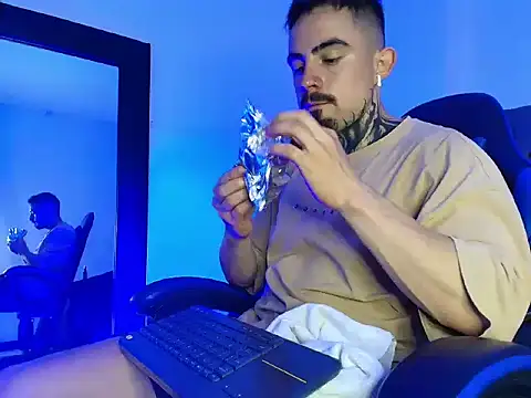 Dallas Whitee online show from 04/04/26, 07:44