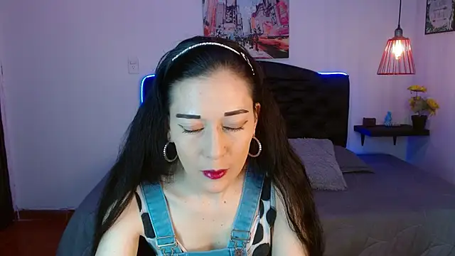 Snapshot of Mylu_xx chatting on 05/26/26, 01:40 Mylu xx online show from 05/26/26, 01:40