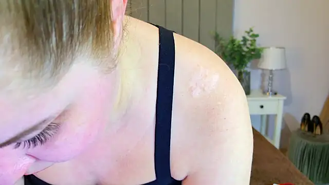 Snapshot of Riises chatting on 03/24/26, 09:53 Riises online show from 03/24/26, 09:53