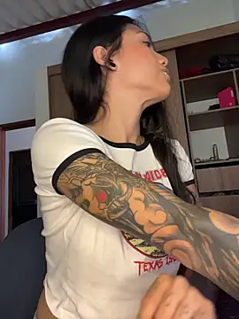 Snapshot of Twoshotsparty420 chatting on 04/07/26, 01:33 Twoshotsparty420 online show from 04/07/26, 01:33