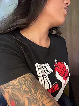 Snapshot of Twoshotsparty420 chatting on 04/11/26, 04:22 Twoshotsparty420 online show from 04/11/26, 04:22