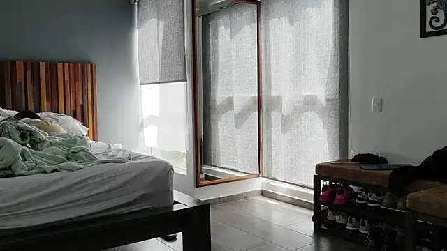 LauraaPeachh1 online show from 04/12/26, 02:55