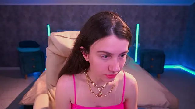 LittleJulii online show from 04/13/26, 07:41