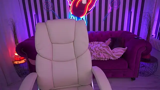 LittleJulii online show from 05/19/26, 01:56