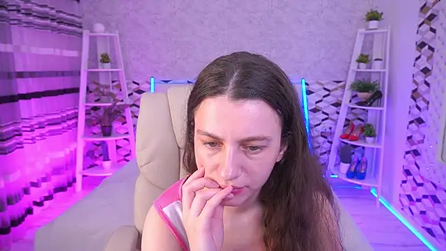 LittleJulii online show from 05/26/26, 07:43
