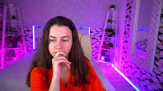 LittleJulii online show from 06/01/26, 07:48