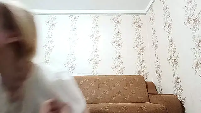 Snapshot of MandyKeiter chatting on 03/22/26, 06:33 MandyKeiter online show from 03/22/26, 06:33