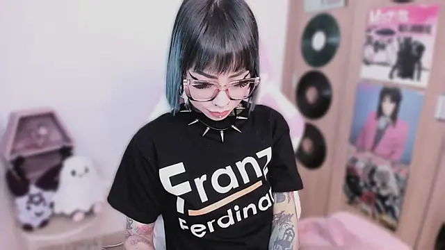 shes creepy online show from 04/01/26, 10:16