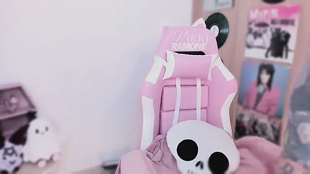 shes creepy online show from 04/03/26, 10:13