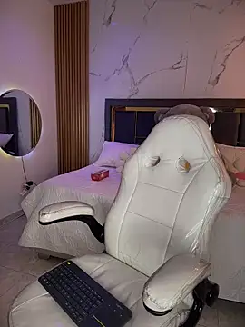 Babyzoee  online show from 04/09/26, 08:58