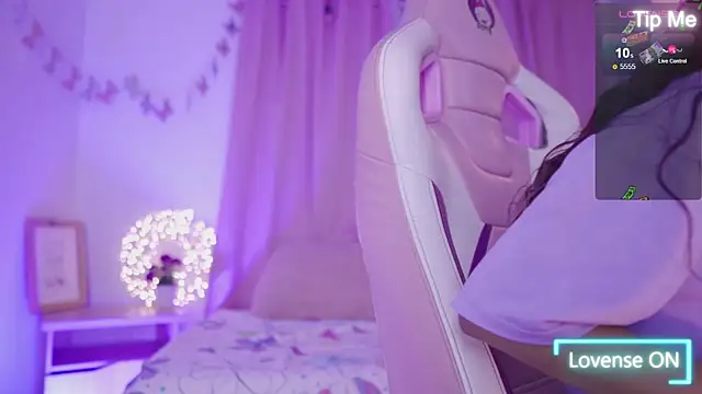 Snapshot of nahomy_2308 chatting on 04/07/26, 11:43 nahomy 2308 online show from 04/07/26, 11:43