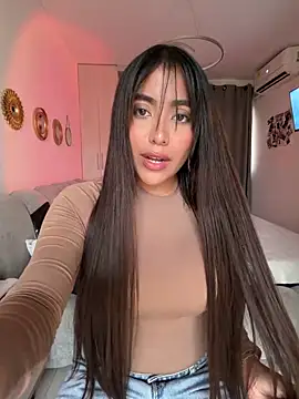 Snapshot of SaraValentina11 chatting on 03/25/26, 04:24 SaraValentina11 online show from 03/25/26, 04:24