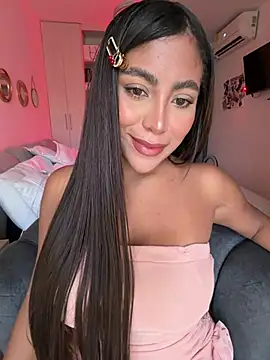 Snapshot of SaraValentina11 chatting on 03/31/26, 05:02 SaraValentina11 online show from 03/31/26, 05:02