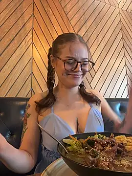 Snapshot of Tallulah_Kinky chatting on 04/15/26, 07:58 Tallulah Kinky online show from 04/15/26, 07:58