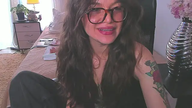 Snapshot of Tallulah_Kinky chatting on 04/16/26, 05:36 Tallulah Kinky online show from 04/16/26, 05:36