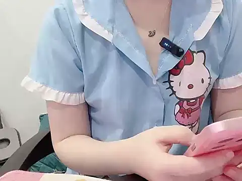 Snapshot of hunhun122 chatting on 04/08/26, 12:27 hunhun122 online show from 04/08/26, 12:27