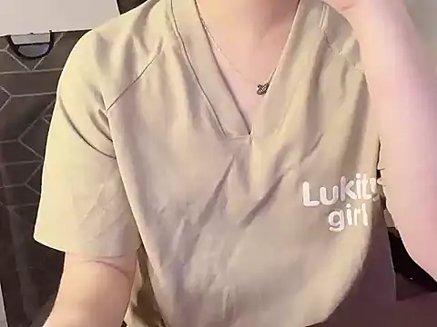 Snapshot of hunhun122 chatting on 04/14/26, 04:02 hunhun122 online show from 04/14/26, 04:02