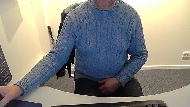 Snapshot of Buggemann chatting on 03/12/26, 03:45 Buggemann online show from 03/12/26, 03:45