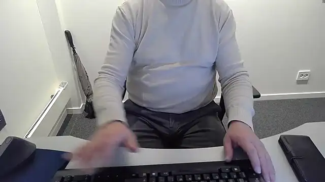 Snapshot of Buggemann chatting on 03/24/26, 04:28 Buggemann online show from 03/24/26, 04:28