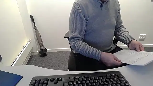 Snapshot of Buggemann chatting on 04/07/26, 04:24 Buggemann online show from 04/07/26, 04:24