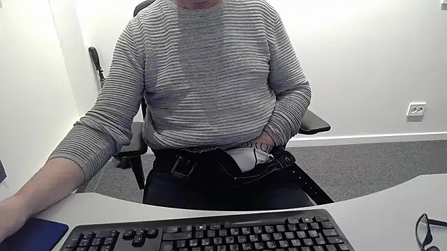 Snapshot of Buggemann chatting on 04/14/26, 02:50 Buggemann online show from 04/14/26, 02:50