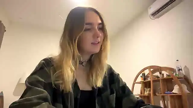 Snapshot of RoxyWet chatting on 03/15/26, 05:30 RoxyWet online show from 03/15/26, 05:30