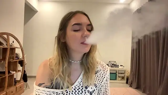 Snapshot of RoxyWet chatting on 03/17/26, 08:23 RoxyWet online show from 03/17/26, 08:23