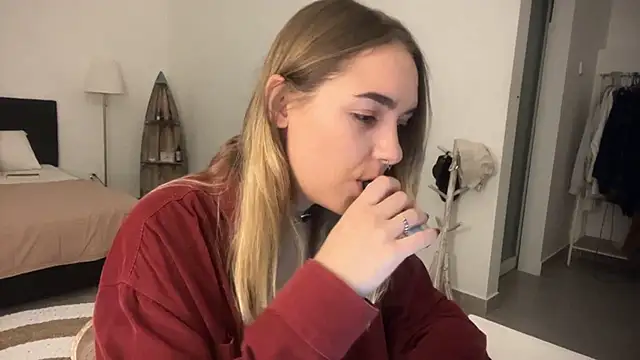 Snapshot of RoxyWet chatting on 03/20/26, 08:25 RoxyWet online show from 03/20/26, 08:25