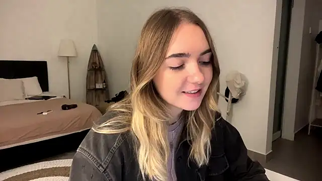 Snapshot of RoxyWet chatting on 03/23/26, 08:13 RoxyWet online show from 03/23/26, 08:13