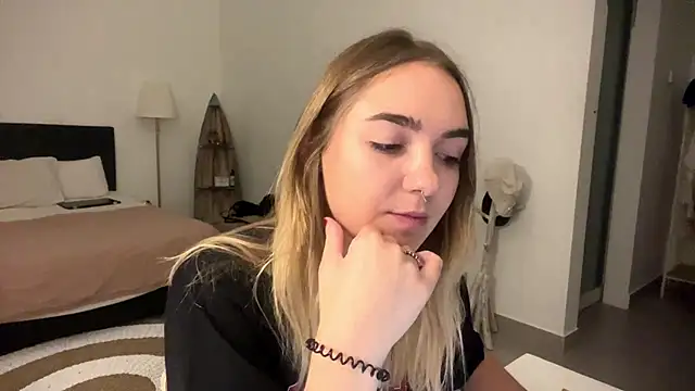 Snapshot of RoxyWet chatting on 03/24/26, 07:41 RoxyWet online show from 03/24/26, 07:41