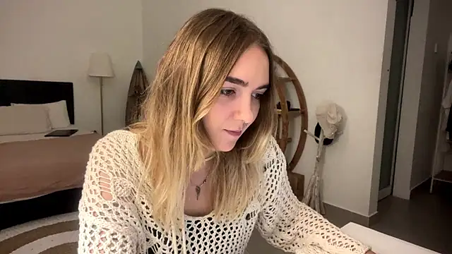 Snapshot of RoxyWet chatting on 03/25/26, 07:31 RoxyWet online show from 03/25/26, 07:31