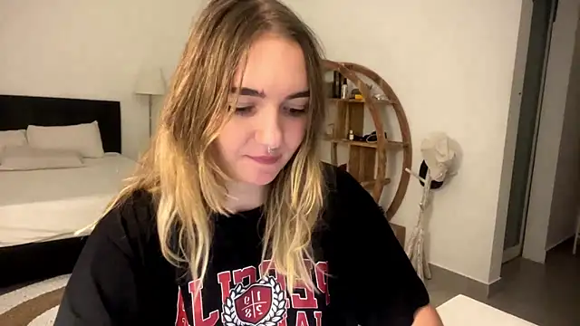 Snapshot of RoxyWet chatting on 03/29/26, 06:19 RoxyWet online show from 03/29/26, 06:19