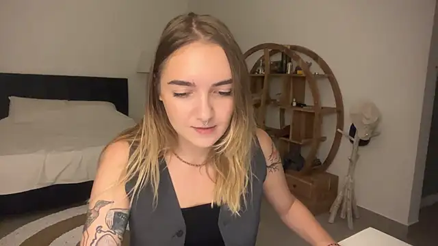 Snapshot of RoxyWet chatting on 03/30/26, 01:23 RoxyWet online show from 03/30/26, 01:23