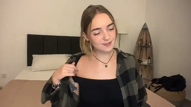 Snapshot of RoxyWet chatting on 04/01/26, 01:34 RoxyWet online show from 04/01/26, 01:34