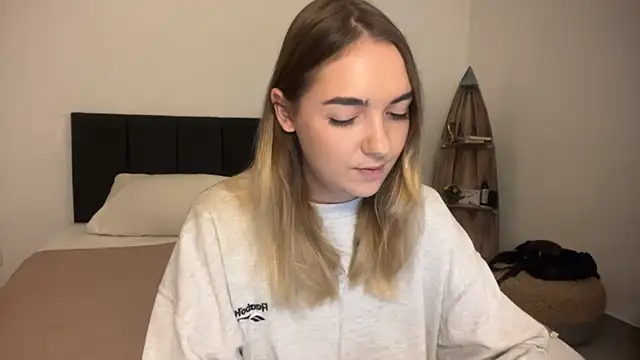 Snapshot of RoxyWet chatting on 04/02/26, 01:31 RoxyWet online show from 04/02/26, 01:31