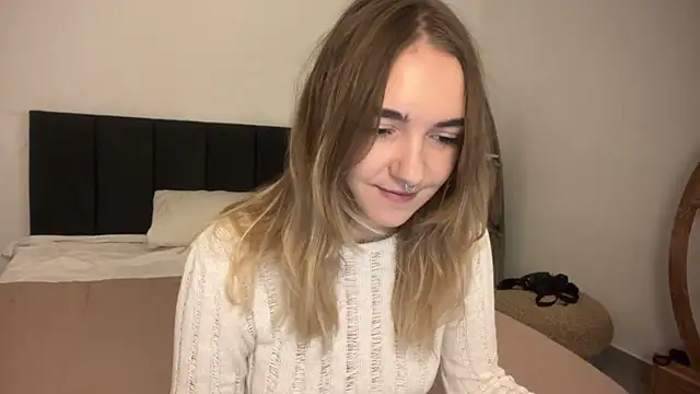 Snapshot of RoxyWet chatting on 04/03/26, 01:09 RoxyWet online show from 04/03/26, 01:09