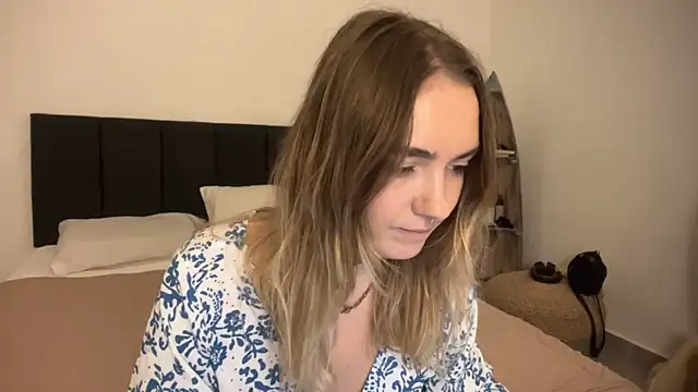 Snapshot of RoxyWet chatting on 04/08/26, 01:22 RoxyWet online show from 04/08/26, 01:22