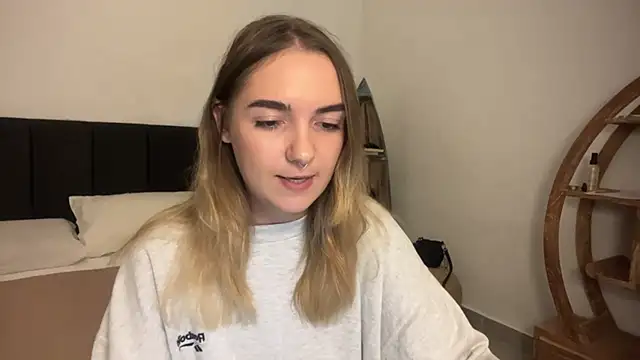 Snapshot of RoxyWet chatting on 04/09/26, 02:22 RoxyWet online show from 04/09/26, 02:22