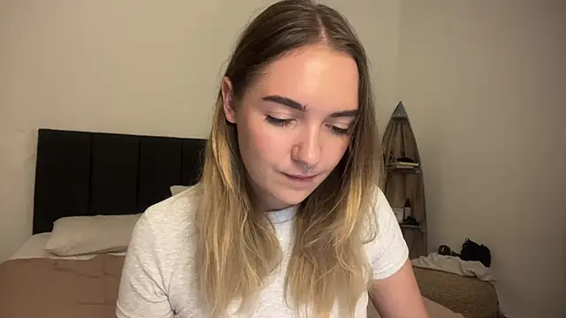 Snapshot of RoxyWet chatting on 04/10/26, 01:27 RoxyWet online show from 04/10/26, 01:27