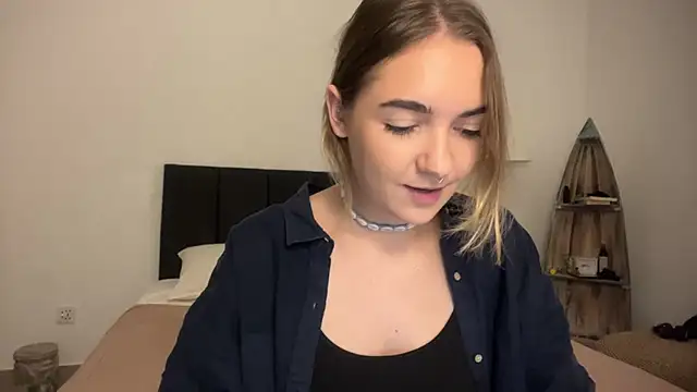 Snapshot of RoxyWet chatting on 04/13/26, 01:27 RoxyWet online show from 04/13/26, 01:27