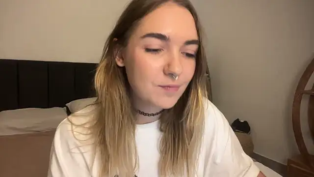 Snapshot of RoxyWet chatting on 04/15/26, 01:29 RoxyWet online show from 04/15/26, 01:29