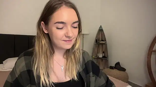 Snapshot of RoxyWet chatting on 04/16/26, 01:45 RoxyWet online show from 04/16/26, 01:45