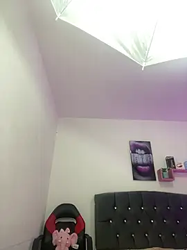 Snapshot of LINDA_EF chatting on 04/09/26, 01:05 LINDA EF online show from 04/09/26, 01:05