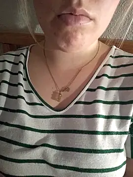 Snapshot of kitsuneniki chatting on 03/13/26, 06:14 kitsuneniki online show from 03/13/26, 06:14